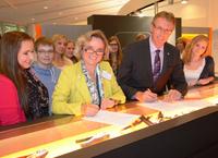 Claudia Eikmann, Schulleiterin des Dietrich-Bonhoeffer-Berufskollegs, und Dr. Eberhard Niggemann, Leiter der Weidmüller Akademie,  unterzeichneten im Beisein von Schülerinnen und Schülern den Kooperationsvertrag
