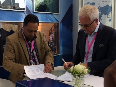 Bild 3_Vertragsunterzeichnung II.JPG