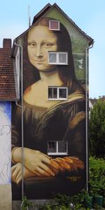 Eindrucksvolles Monumentalgemälde: die von Kunstmaler Volker Wunderlich gestaltete Mona Lisa im oberfränkischen Hollfeld (Foto: Wunderlich)