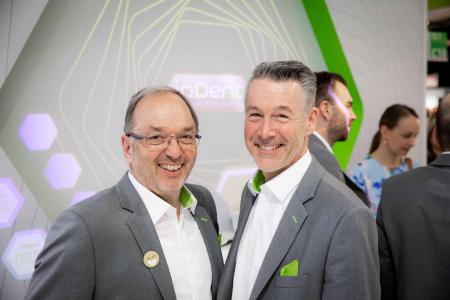 W&H Geschäftsführer KommR DI Peter Malata (re.) und Dr. Michael Reiter, W&H Geschäftsleitung – Produktinnovation, präsentieren auf der IDS das smarte ioDent®-System © W&H