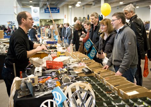 Auch auf der Bremen Classic Motorshow 2011 wird es um Handel mit hochwertigen Fahrzeugen ge.jpg