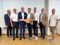Johann Wimmer (Leiter Vertieb Industrie- und Gewerbau Haas Fertigbau), Wolfgang Zisler (Director Operations Wallstabe&Schneider), Christian Wallstabe (Geschäftsführender Gesellschafter Wallstabe&Schneider), Xaver A. Haas (Geschäftsführender Gesellschafter Haas Group), Kai Peters (Geschäftsführer Wallstabe&Schneider), Dennis Rösner (Geschäftsführer Haas Fertigbau), Werner Ludwig Weber (Projektleiter Industrie- und Gewerbebau Haas Fertigbau)