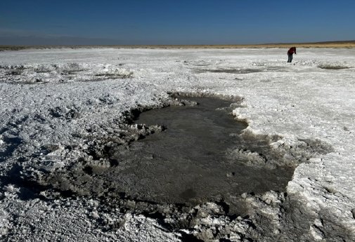 Ion Energy -  Natürliche Verdunstungsteiche in einem der Salzbecken bei Urgakh Naran.jpg