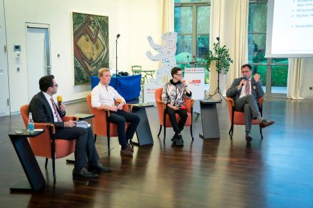 Die Teilnehmer der Podiumsdiskussion (v. l.): Daniel D. Eckert, Redakteur Welt N24; Nikita Gulin, CEO des Start-ups Agranimo; Prof. Dr. Stefanie Molthagen-Schnöring, Professorin für Wirtschaftskommunikation an der HTW Berlin; Pierre Lohrber, Business Unit Manager Competence Center Berlin bei Würth Elektronik eiSos (Foto: Berlin Partner/photothek.de )