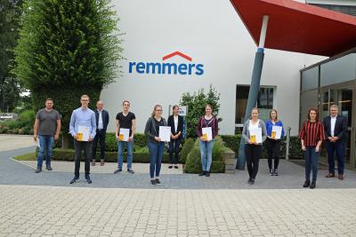 Über den erfolgreichen Abschluss der ehemaligen Remmers-Auszubildenden freuten sich Personalleiter Jürgen Jahn (rechts), Annika Thomes (Ausbilderin Industriekaufleute, 6. v.l.), Andreas Tewes (Ausbilder Chemielaboranten, 3. v.l.) und Maria Lau (Ausbilderin Mediengestalter, 2. v.l.) / Bildquelle: Remmers, Löningen
