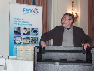 Präsentation des EPP-Klappbehälters der Firma ISL Schaumstoff-Technik GmbH durch Herr Alfred Gutknecht im Rahmen des Festaktes zum FSK-Innovationspreis Schaumkunststoffe 2016