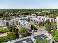 Im Corelli-Quartier in Düsseldorf werden 140 Wohnungen seriell saniert. Der Gebäuderiegel in der Bildmitte ist bereits fertig gestellt, der rechts daneben im Bau. Ganz rechts ist der unsanierte Zustand erkennbar. / Fotografin: Lioba Schneider / Nutzungsrecht: Schüco International KG