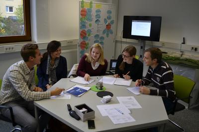 Ideenfindung für ihre Projektarbeit: die Studenten in den Räumlichkeiten der WFG Nordschwarzwald