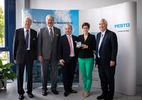 von links nach rechts: Dr. Alfred Ermers, Leiter des Festo Lernzentrums, Prof. Dr. Peter Speck, Geschäftsführer Festo Lernzentrum Saar GmbH und Verantwortlicher Festo Bildungsfonds, Dr. Ulrich Stoll, stellvertretender Aufsichtsratsvorsitzender Festo AG, gemeinsam mit Annette Kramp-Karrenbauer, Ministerpräsidentin des Saarlandes, und Dr. Wilfried Stoll, Geschäftsführer Festo Konzern-Holding
