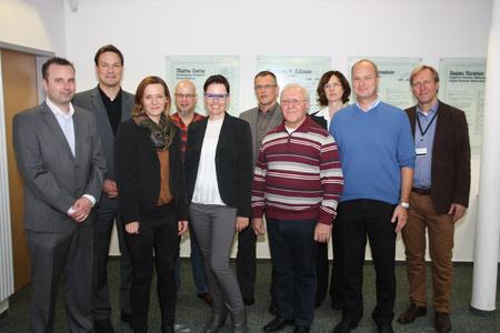 Der Steuerkreis traf sich zum ersten Mal und legte Ziele fest (von links nach rechts): Christoph Wagener, Personalreferent operative Personalprojekte; Dr. Michael Baumeister, Werksleiter Electric und Electronics; Melanie Hülsmann, Personalreferentin Personal- und Organisationsentwicklung (Schwerpunkt Betriebliches Gesundheitsmanagement); Thomas Strecke, Konzernbetriebsratsvorsitzender; Sabine Wittenbrink-Daut, Zentralbereichsleiterin Personal; Michael Leistner, Leiter Global Industrial Engineer; Heinrich Sperling, stellvertretender Vorsitzender HARTING Gesamtschwerbehindertenvertretung; Christiane Horstmann, Personalleiterin HARTING Deutschland; Stephan Bartels, Berater für Betriebliches Gesundheitsmanagement (Techniker Krankenkasse Osnabrück) und Jürgen Schulte-Wieking, Prozessberater (Unternehmensberatung Creaprodi, Schüttdorf)