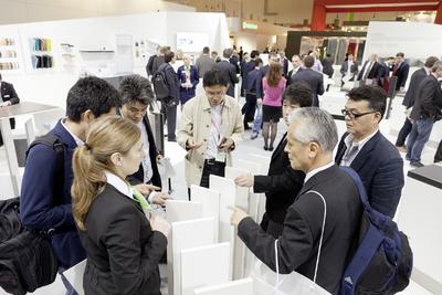 Der knapp 500 Quadratmeter große Messestand von Polymerspezialist REHAU war an allen Messetagen sehr gut besucht (Foto: REHAU)