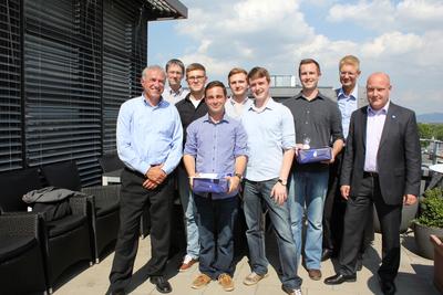 Die stolzen Sieger durften sich über je ein Apple iPad als Prämie freuen. Von links nach rechts: Prof. Dr. Wolfgang Schramm, Prof. Thomas Smits, beide Fakultät für Informatik Hochschule Mannheim; Siegerteam „Cl9ud“; Oliver Büring und Thomas Weber, beide CEMA Mannheim.