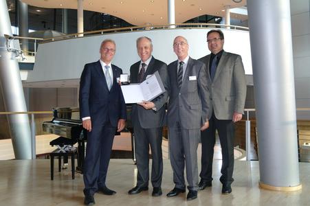 Laudator Prof. Dr.-Ing. Wolfgang Nebel mit Preisträger Prof. Dr. rer. nat. Franz-Josef Rammig, Prof. Dr. Wolfgang Rosenstiel und Dr.-Ing. Jürgen Haase, Vorstandsmitglieder im edacentrum.