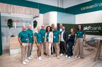 Erfolgreich auf ganzer Linie – das akf-Bank Team in Düsseldorf mit neuem Marktauftritt (v. l.): Rainer Bickel, Peter Nicklas, Simone Ritzler, Ulrich Biniek, Agnieszka Demirel, Guido Mertsch, Oliver Wende, Daniel Eschbach, Meikel Baum-Rivera, Regina Maurer, Justine Markefka