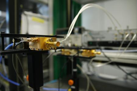 Fraunhofer HHI and IAF demonstrate the first wireless real-time video transmission using Terahertz