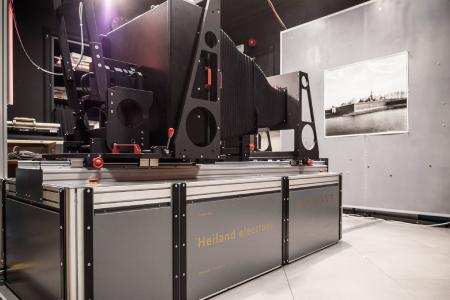 Mamont, der weltweit einzigartige Horizontalvergrößerer für Negativformate bis zu 20 x 24 inch (50 x 60 cm) der Heiland electronic GmbH aus Wetzlar, ausgelegt in stabilem Metallprofildesign, ausgestattet mit Objektiv-Schnellwechselsystem und Sicherheitsvorrichtung für Objektive mit Brennweiten von 150 mm bis zu 1.000 mm / Bild: Art of Foto, Sankt Petersburg