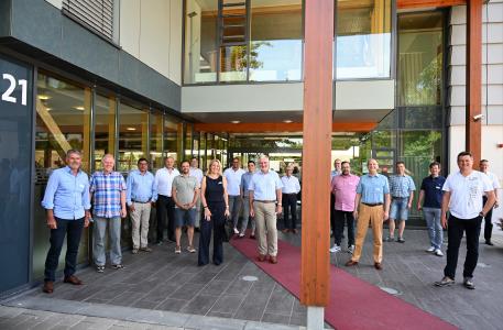 Gut aufgestellt: Die Mitglieder der Gütegemeinschaft Nagelplattenprodukte und des Interessenverbandes Nagelplatten (GIN) trafen sich am 18. Juni zur Jahreshauptversammlung im Kompetenzzentrum Holzbau & Ausbau in Biberach an der Riss.
Foto: Achim Dathe für den GIN, Ostfildern; www.nagelplatten.de