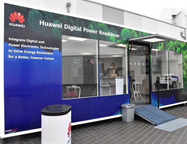 Huawei Roadshow Truck 2.jpg