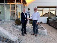 Shakehands zwischen dem Kurtz Ersa Automation GmbH Geschäftsführer, Dr. Michael Wenzel (links) und Stefan Schiller, Geschäftsführer der SCHILLER AUTOMATION GmbH & Co. KG
