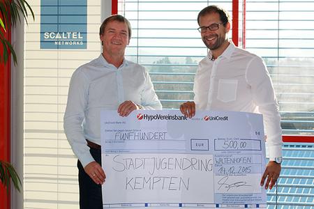 Joachim Skala, Vorstand der SCALTEL AG, übergibt eine Spende im Wert von 500 Euro an Stefan Keppeler, den 1. Vorsitzenden des Stadtjugendrings Kempten