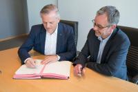 (v. l.) Andreas Engelhardt, persönlich haftender Gesellschafter von Schüco, und Walther Sälzer während der Vertragsunterzeichnung / Bildnachweis: Schüco International KG