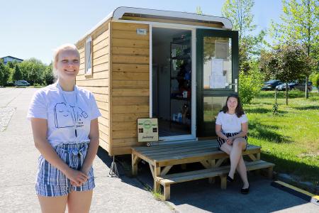 In einem Team von Studierenden des AStA haben Carina Marxsen (l.) und Michelle Löffler die Idee der Beste Reste Bude mitvorangetrieben.
