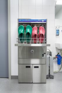 TopClean 60 reinigt und desinfiziert einfach, schnell und zuverlässig alles, was auf Stationen anfällt: Waschschüsseln, Tabletts, Blumenvasen, OP-Schuhe, Kinderspielzeug u.v.m.