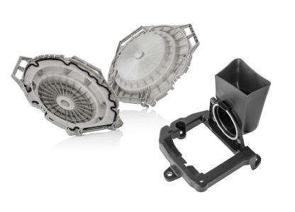Zur Herstellung der Waschkappe (links) entwickelte Pöppelmann ein eigenes Rezyklat. Der Halter Soundgenerator (rechts) ist das erste Autobauteil, dessen Material aus dem gelben Sack stammt