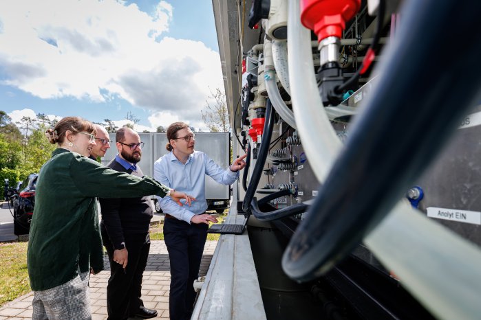 Pressefoto_intEMT_RedoxFlow_copyright-DanielKarmann-FraunhoferIISB.jpg