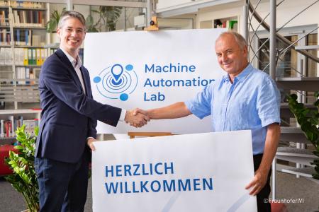 Stefan A. Lang, STW (left) und Prof. Dr. Matthias Klingner, Fraunhofer IVI (right) ©FraunhoferIVI