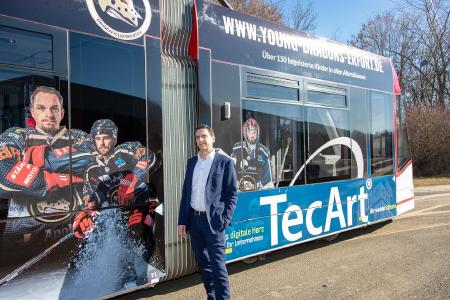 Christian Fischer vor der TecArt Black Dragons Straßenbahn