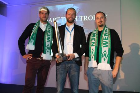 Die Top drei der SMART TECH TROPHY 2017: Kai Meissner (eMotum, Platz zwei), Gewinner Philipp Garburg (ENIT) und Christoph Schroeder (Sparks Routine, Platz drei). Kai Meissner und Christoph Schroeder gewannen zudem Werder-Karten und das dazu passende Outfit
