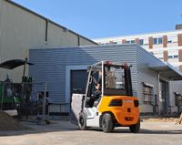 Neuer STILL Treibgasstapler der Baureihe RC 40 mit Tragfähigkeit von 3,0 Tonnen beim Transport von Baustoffen