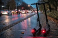 E-Scooter-Unfälle 2025: Die Polizei zählte 16.496 Unfälle mit Personenschaden, 38,1 Prozent mehr als 2024 – vor der dunklen Jahreszeit zählt das Licht