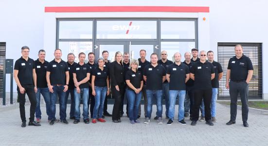 Das Team der EWM AG am Standort Wittstock: Der Schweißtechnik-Hersteller startet zunächst mit 14 Mitarbeitern und plant, die Anzahl der Beschäftigten mittelfristig auf bis zu 40 zu erhöhen / Bildquelle: EWM