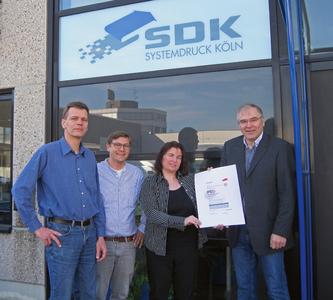 von links: Produktionsleiter Rüdiger Schwartz, Colour Management-Experte Peter Gilles, Geschäftsführerin Nicole Royar (SDK Systemdruck Köln), FograCert PSD-Experte Jochen Günther (Jochen Günther ColorService & Vertrieb)