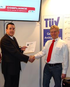 Andreas Dannenberg, Geschäftsführer der REDDOXX GmbH, nimmt die TÜV-Auszeichnung entgegen
