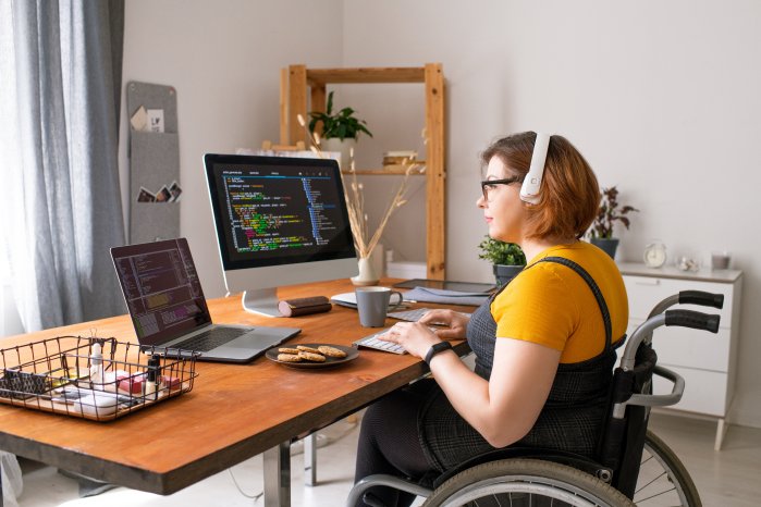 DE-4b-woman-wheelchair-coding.jpeg