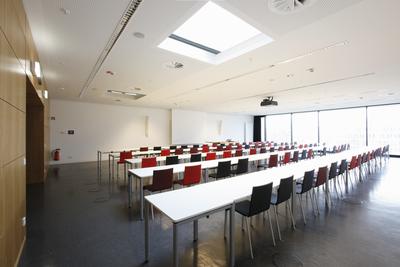 Unabhängig von der Verschmutzungsart lassen sich frische Verunreinigungen auf Flächen, die mit Caparol PremiumClean oder PremiumColor beschichtet wurden, leichter entfernen als alte, eingetrocknete Substanzen, Foto: Caparol Farben Lacke Bautenschutz/Claus Graubner