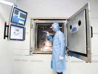 LASER COMPONENTS nimmt innovative Beschichtungsanlage in Betrieb