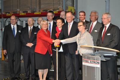 Der Knopfdruck zur Einweihung des neuen Logistikzentrums mit (hinten von links) Dr. Ulrich Stiebel, Aufsichtsrats-Vorsitzender Dr. Axel Freiherr von Ruedorffer, den Geschäftsführern Ivo Huhmann und Dr. Kai Schiefelbein, Niedersachsens Landwirtschaftsminister Christian Meyer, Geschäftsführer Karlheinz Reitze, Aufsichtsratsmitglied Walter Münnich und