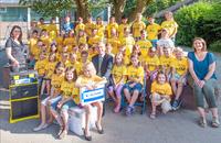 Vorstandsvorsitzender von ALTANA AG, Dr. Matthias L. Wolfgruber (Mitte) übergibt stellvertretend für alle Gewinner-Schulen ein Experimentier-Set an die Schüler der Konrad-Duden-Grundschule in Wesel