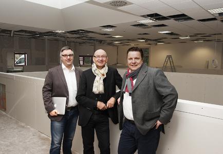 50 Arbeitsplätze werden hier bis zum 25. März eingerichtet / Geschäftsleitung Jörg Rewer, Rainer J. Laudert und Andreas Rosing