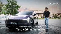 He Xiaopeng, CEO und Chairman von XPENG, und Liu Xianming, Leiter des XPENG General Intelligence Center (GIC), testen den NGP im deutschen Straßenverkehr