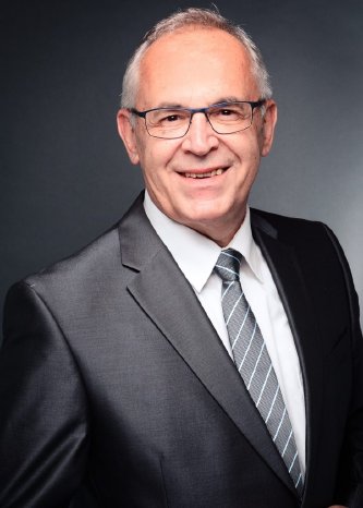 Potraitaufnahme_Herr-Schnorbach_kl-732x1024.jpg