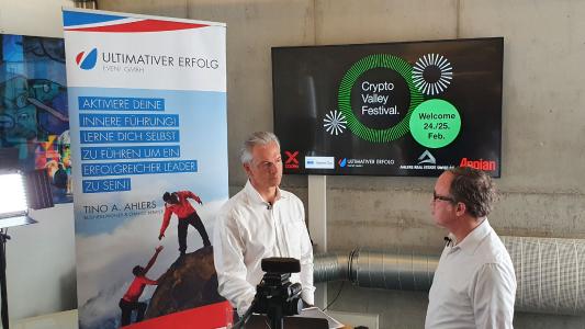 (v. l.) Tino Ahlers (Ultimative Erfolg Event GmbH), Veranstalter des Crypto-Valley-Festivals 2021, im Interview mit Unternehmer Matthias Blatz (Heidelberg iT Management GmbH & Co. KG). Foto: Heidelberg iT
