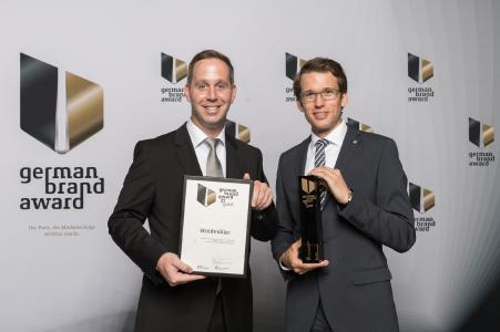 Marc Götte (li.), verantwortlich für die weltweite Markenführung, und Carsten Nagel (re.), Manager externe Kommunikation, nahmen in Berlin dankend den German Brand Award entgegen
