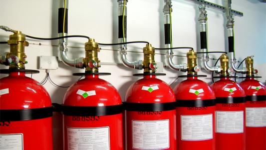 Bei der Sicherung ihrer EDV- und IT-Anlagen setzen Unternehmen zunehmend auf schonende Löschmittel wie etwa das 3M Novec 1230 Feuerlöschmittel / Foto: 3M