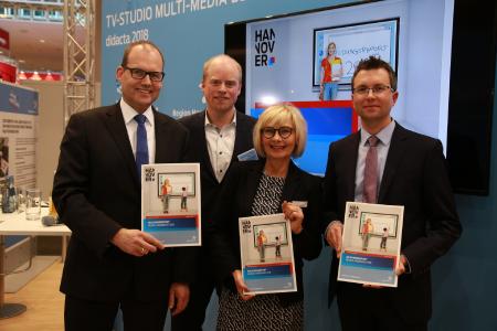Präsentieren auf der Didacta den Bildungsreport 2018 (v. l.): Ulf-Birger Franz, Dezernent für Wirtschaft, Verkehr und Bildung der Region Hannover, Dr. Oliver Brandt vom Fachbereich Wirtschafts- und Beschäftigungsförderung, Dorothée Rhiemeier, Leiterin des Fachbereichs Schulen, und Fabian Böttcher vom CIMA Institut für Regionalwirtschaft / Foto: C. Draheim, Region Hannover