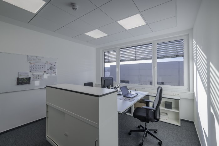 helle Büroräume mit energieeffizienter LED-Beleuchtung.jpg
